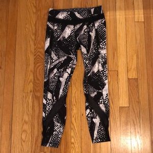 Lulu Lemon Black & White cropped athletic Legging